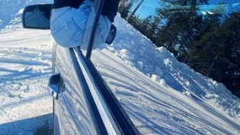 Lupa mengedit juga bagian wajah di kaca yang berbeda ekspresinya. Foto: Boredpanda