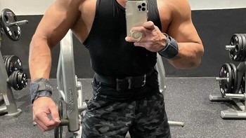 Badannya kekar tapi kok kakinya kecil. Foto: Boredpanda