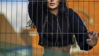 Upss, wajahnya menyatu dengan pagar. Foto: Boredpanda