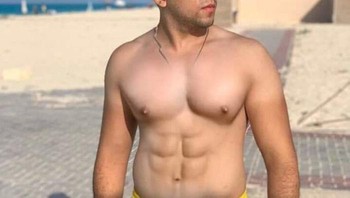 Waduh kalungnya masuk ke dalam tubuh? Foto: Boredpanda