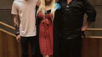 Duh wajah wanita di bagian tengah buram. Foto: Boredpanda