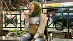 Gaya Elegan Olla Ramlan Saat Jajan Food Truck hingga Jualan Bakso