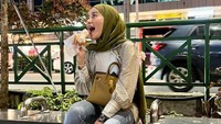 Olla Ramlan sering berlibur ke luar negeri. Ia senang menikmati jajan kaki lima khas tempat tersebut. Foto: Instagram/ollaramlan