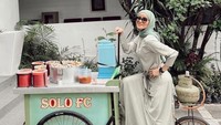 Gaya elegannya ternyata tak hanya untuk keluar masuk restoran. Ada momen Olla Ramlan juga mencoba pengalaman menjadi penjual bakso. Foto: Instagram/ollaramlan