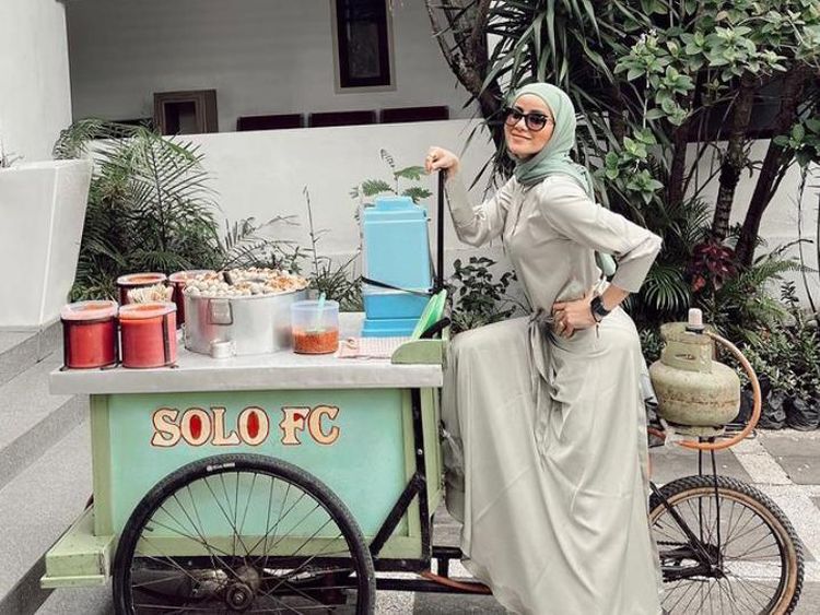 Gaya Elegan Olla Ramlan Saat Jajan Food Truck hingga Jualan Bakso
