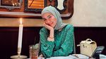 Gaya Elegan Olla Ramlan Saat Jajan Food Truck hingga Jualan Bakso