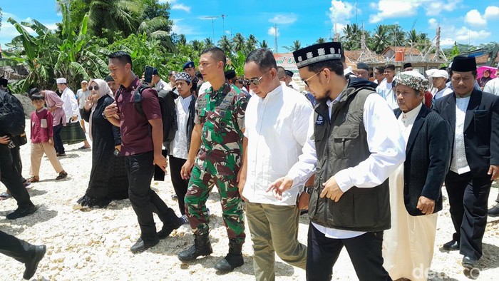Panglima TNI Jenderal Agus Subiyanto saay balik kampung di Pangandaran dan bangun masjid berbentuk baret.
