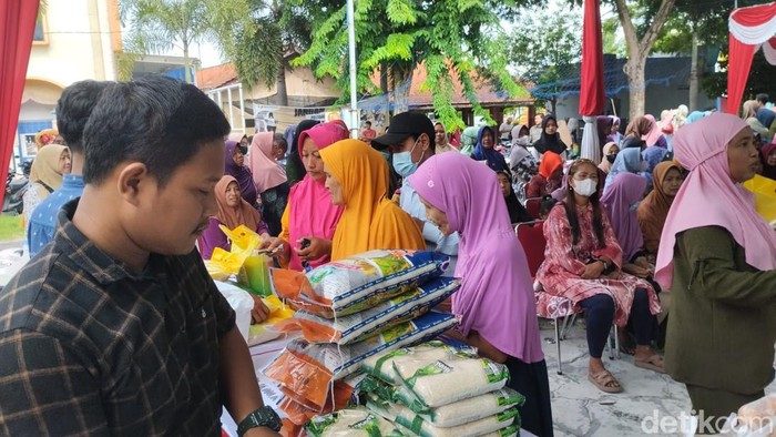 Pasar murah di Lamongan diserbu warga.