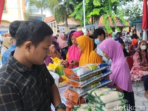Beras hingga Minyak di Pasar Murah Lamongan Ludes dalam 2 Jam