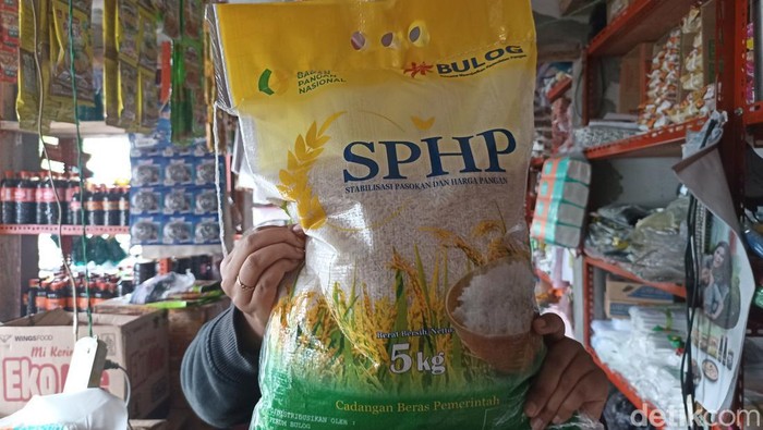 Pedagang di Blitar menunjukkan beras SPHP dari Bulog yang diduga disunat petugas.
