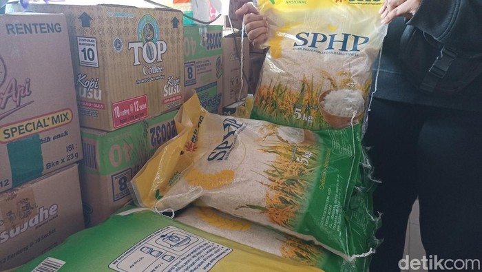 Pedagang di Blitar menunjukkan beras SPHP dari Bulog yang diduga disunat petugas.