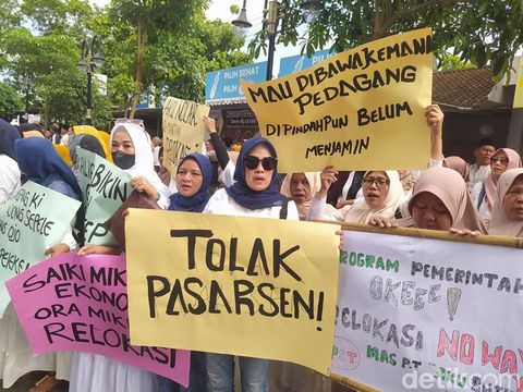 Pedagang di Candi Borobudur menggelar aksi damai menolak relokasi menuju Pasar Seni Borobudur yang berada di Kujon, Kabupaten Magelang, Sabtu (3/2/2024).