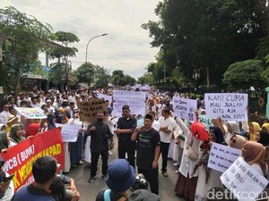 Massa Pedagang di Candi Borobudur Tolak Relokasi ke Pasar Seni Kujon