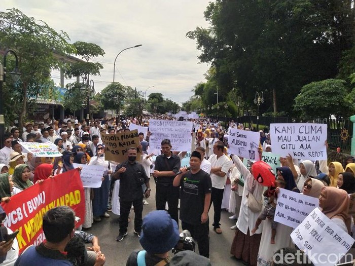 Pedagang di Candi Borobudur menggelar aksi damai menolak relokasi menuju Pasar Seni Borobudur yang berada di Kujon, Kabupaten Magelang, Sabtu (3/2/2024).