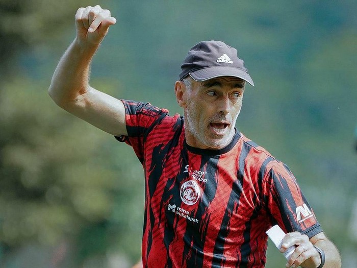 Pelatih Arema FC Fernando Valente.