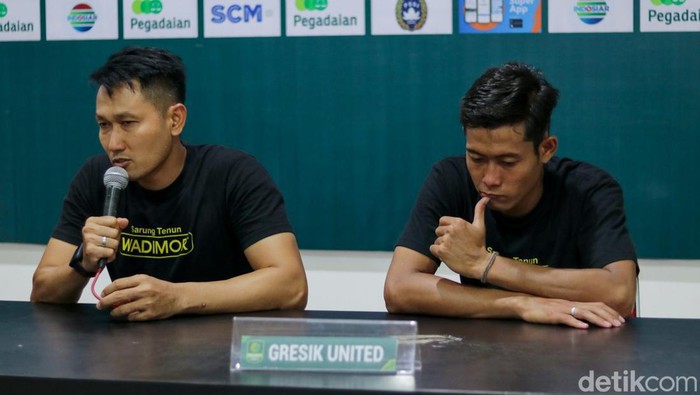 Pelatih Gresik United Agus Indra saat menyampaikan konferensi pers usai laga Gresik United vs Persipal.