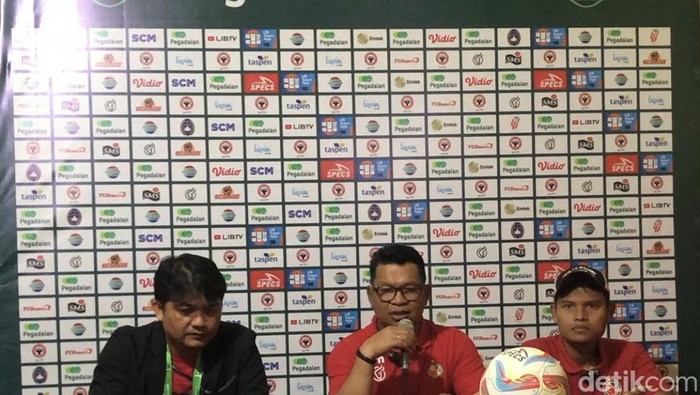 Pelatih kepala Semen Padang FC Delfiadri, didampingi Fandi Eko Utomo saat jumpa pers dengan awak media. (M Afdal Afrianto/detikSumut)