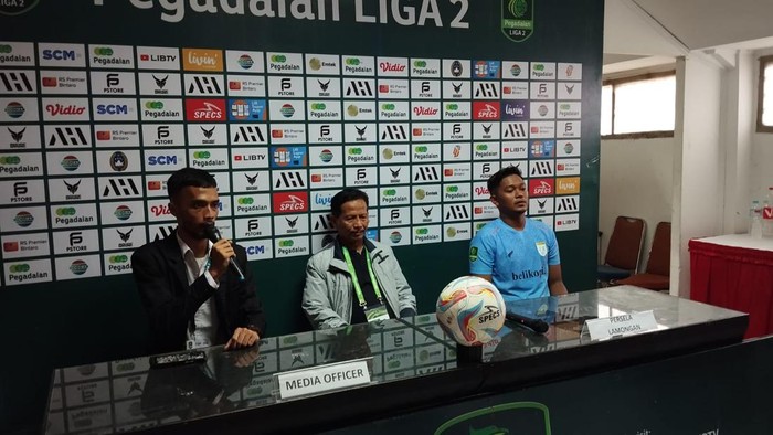 Pelatih Persela Djadjang Nurdjaman terlihat lemas usai kekalahan kontra Bekasi City.