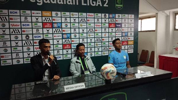 Pelatih Persela Djadjang Nurdjaman terlihat lemas usai kekalahan kontra Bekasi City.