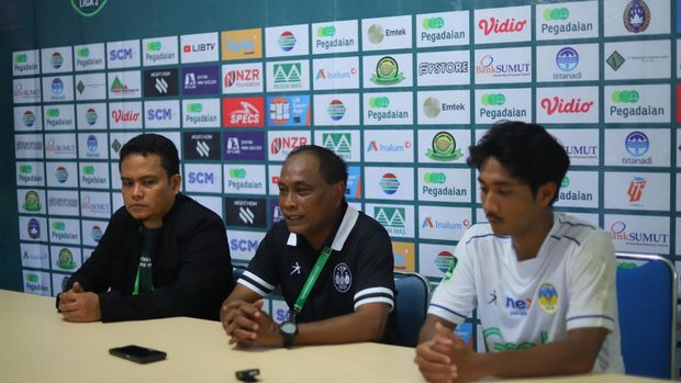 Pelatih PSIM Jogja Kas Hartadi jumpa pers usai menang lawan PSMS di Medan, Sabtu (3/2/2024)