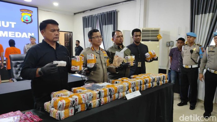 Penangkapan 2 kurir sabu jaringan internasional oleh Polrestabes Medan. (Raja Malo Sinaga/detikSumut)