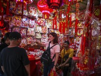 Pernak-pernik Imlek Mulai Diserbu Warga