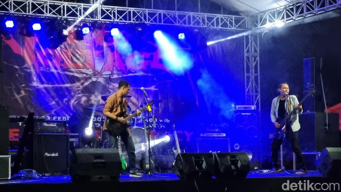 Suasana pentas musik metal bertajuk Save Our Democracy di depan Monumen Serangan Umum 1 Maret, Kota Jogja, Sabtu (3/2/2024).