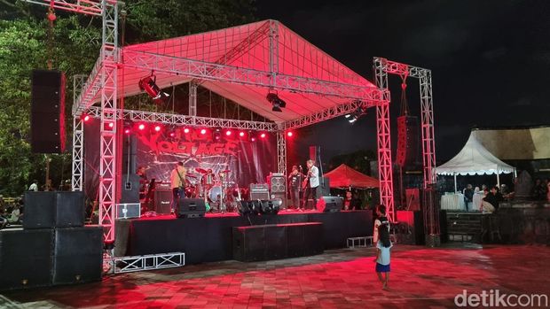 Suasana pentas musik metal bertajuk 'Save Our Democracy' di depan Monumen Serangan Umum 1 Maret, Kota Jogja, Sabtu (3/2/2024).
