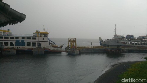 Penyeberangan di Pelabuhan Gilimanuk, Bali, ditunda karena cuaca buruk.