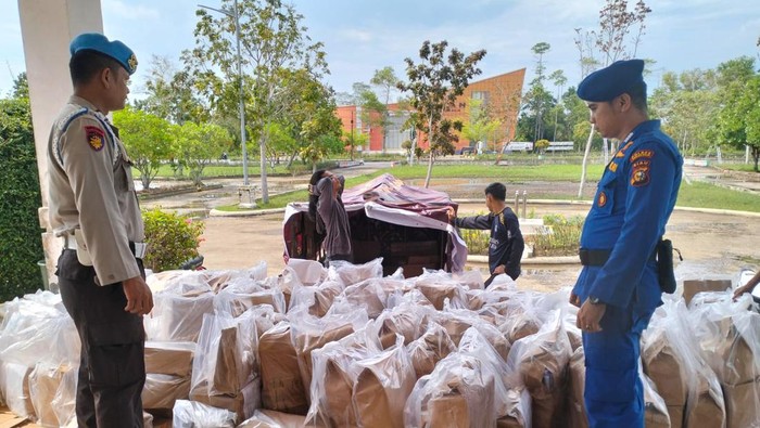Personel mengawal perpindahan logistik Pemilu 2024 di Rohil (Dok Polres Rohil)