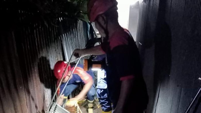 Petugas Damkar Parepare saat mengevakuasi ular piton. Dokumen Istimewa