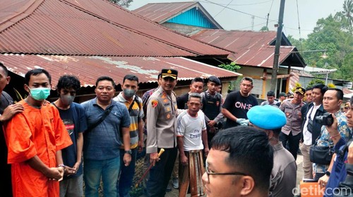 Polisi menggeledah rumah bandar narkoba pemilik senpi ilegal di Buleleng, setelah ditangkap di Mengwi.