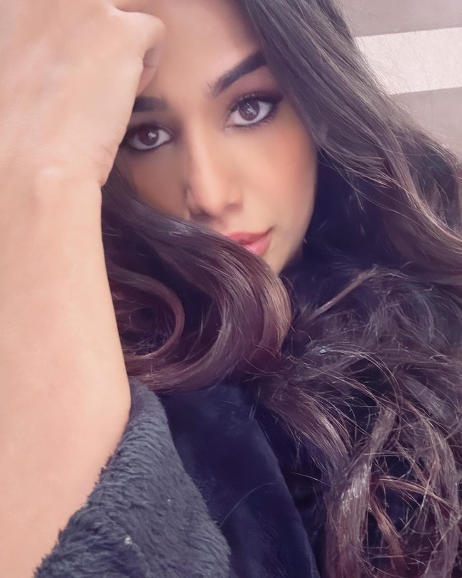 Hai semuanya, ini Poonam. Aku minta maaf menyebabkan kesedihan, aku minta maaf kepada orang yang tersinggung. Tujuanku untuk mengejutkan orang-orang tentang percakapan yang tidak cukup dibicarakan yakni kanker serviks, jelasnya dalam video lain. Foto: Instagram Poonam Pandey