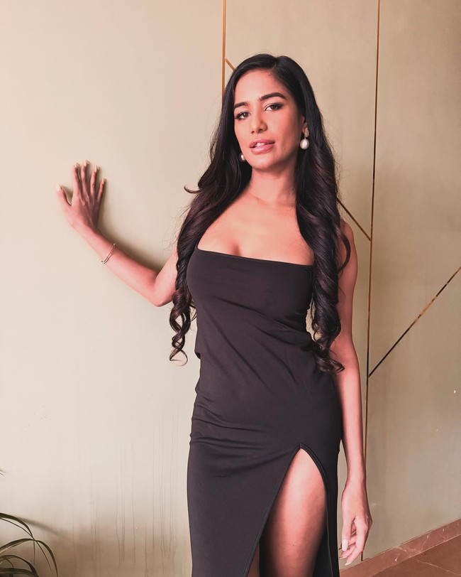 Poonam Pandey mengejutkan publik dengan kabar bahwa dirinya meninggal dunia pada Kamis malam lalu. Ia disebut tewas setelah bergelut dengan kanker serviks. Foto: Instagram Poonam Pandey