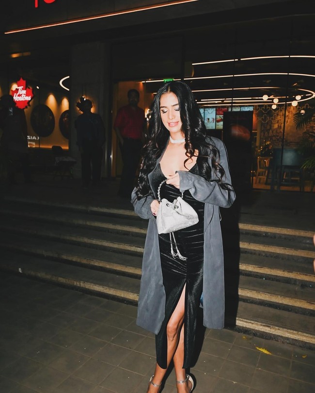 Pemain film Nasha tersebut tampil dalam sebuah video dan membahas soal kanker serviks. Ternyata kabar Poonam Pandey meninggal hanyalah berita palsu.  Foto: Instagram Poonam Pandey
