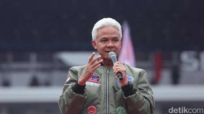 Ganjar Pranowo berorasi di tengah-tengah massa yang memenuhi SUGBK, Jakarta. Ganjar mengatakan nasib bangsa Indonesia akan ditentukan pada 14 Februari mendatang.