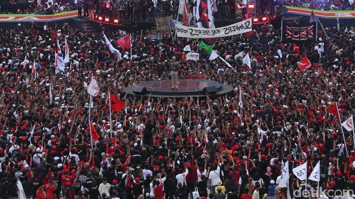 Ganjar Pranowo berorasi di tengah-tengah massa yang memenuhi SUGBK, Jakarta. Ganjar mengatakan nasib bangsa Indonesia akan ditentukan pada 14 Februari mendatang.