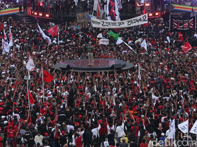 Potret Ganjar Orasi di Tengah Lautan Pendukungnya
