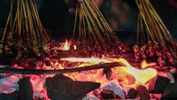 Foto sate ayam khas Madura juga tak lewat diunggah oleh Prabowo. Sate itu tampak menggugah selera ketika dibakar di atas bara api. Foto: Instagram @prabowo