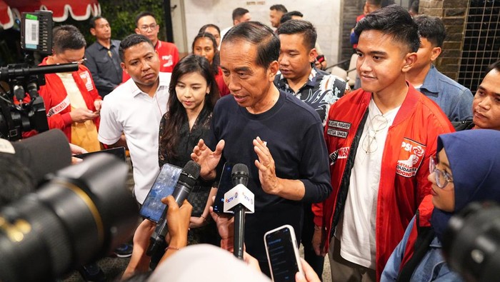 Presiden Jokowi malam mingguan bareng kader PSI di Braga, Bandung.