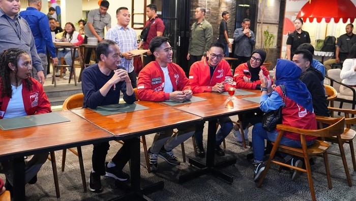 Presiden Jokowi malam mingguan bareng kader PSI di Braga, Bandung.