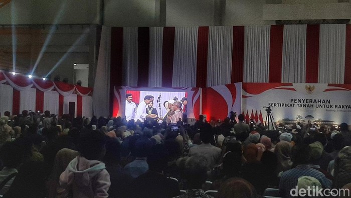 Presiden Republik Indonesia (RI), Joko Widodo saat menyerahkan sertipikat di Gedung Indoor, Si Jalak Harupat, Kabupaten Bandung, Jawa Barat, Sabtu (3/2/2024).