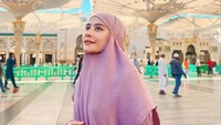 Adem dan cantik banget lihat Prilly pakai hijab gini, ungkap salah satu netizen di kolom komentar Instagram miliknya. Foto: instagram