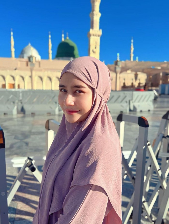 prilly latuconsina prilly latuconsina menjalankan ibadah umrah
