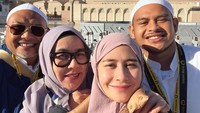 Bersama keluarga, Prilly Latuconsina melaksanakan ibadah umrah tersebut. Foto: instagram