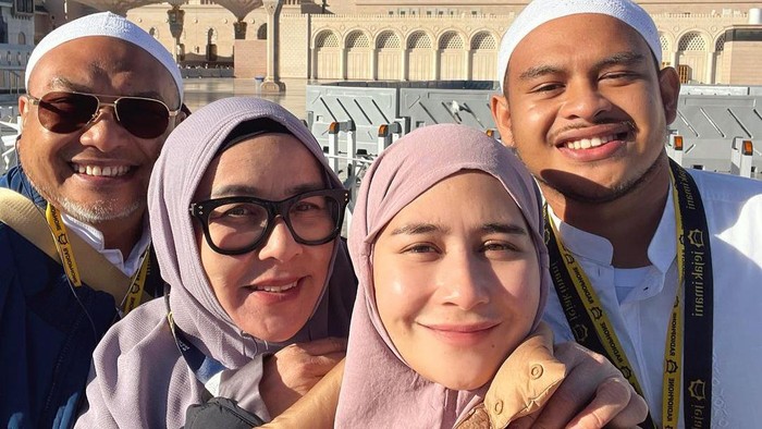 prilly latuconsina prilly latuconsina menjalankan ibadah umrah