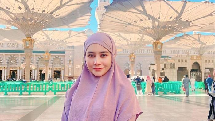prilly latuconsina prilly latuconsina menjalankan ibadah umrah