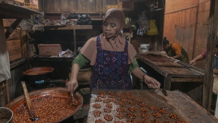 Perajin membuat makanan tradisional gula kacang atau ampyang di Pasar Raya I, Salatiga, Jawa Tengah, Sabtu (3/2/2024). Produksi makanan tradisional ampyang yang terbuat dari gula aren dan kacang itu dijual dengan harga Rp40 ribu per kilogram. ANTARA FOTO/Aloysius Jarot Nugroho/rwa.