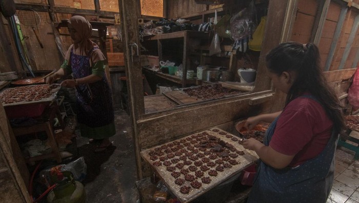 Perajin membuat makanan tradisional gula kacang atau ampyang di Pasar Raya I, Salatiga, Jawa Tengah, Sabtu (3/2/2024). Produksi makanan tradisional ampyang yang terbuat dari gula aren dan kacang itu dijual dengan harga Rp40 ribu per kilogram. ANTARA FOTO/Aloysius Jarot Nugroho/rwa.