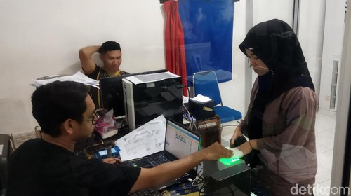 Proses perekaman e-KTP di Disdukcapil Kota Kupang.